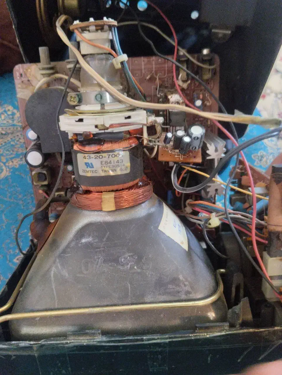 تلویزیون سیاه و سفید ۴ اینچ|کلکسیون اشیاء عتیقه|قم, دروازه کاشان|دیوار