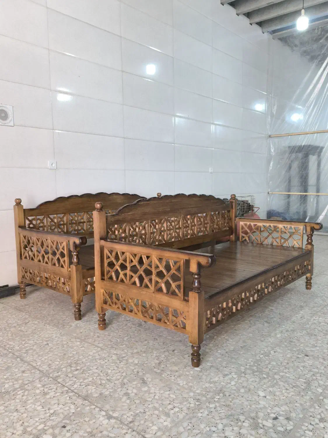 رنگ کاری چوب و مصنوعات چوبی|مبلمان خانگی و میز عسلی|کاشان, اراضی فتح المبین (محمدیه)|دیوار