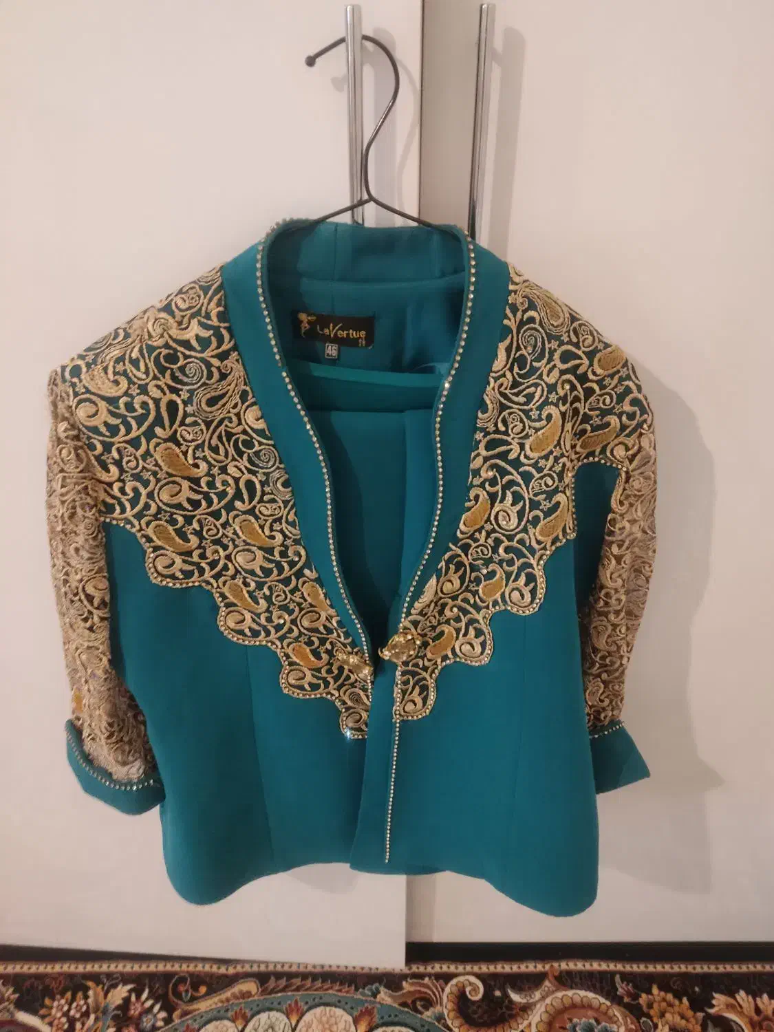 کت دامن|لباس|گلبهار, شهر جدید گلبهار|دیوار