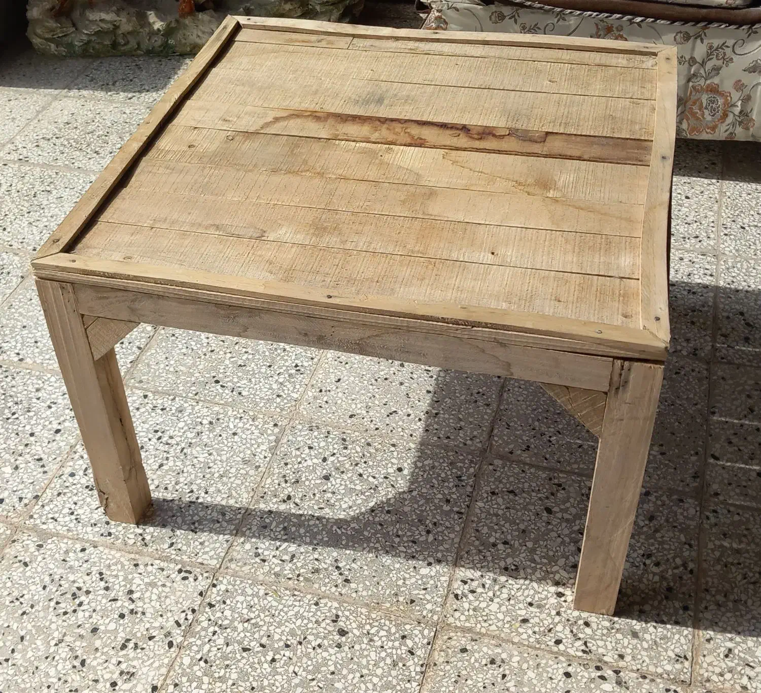 یک عدد ساعت وکرسی چوبی ویک عدد فرش دستبافت|فرش|تربت‌حیدریه, باغ سلطانی|دیوار