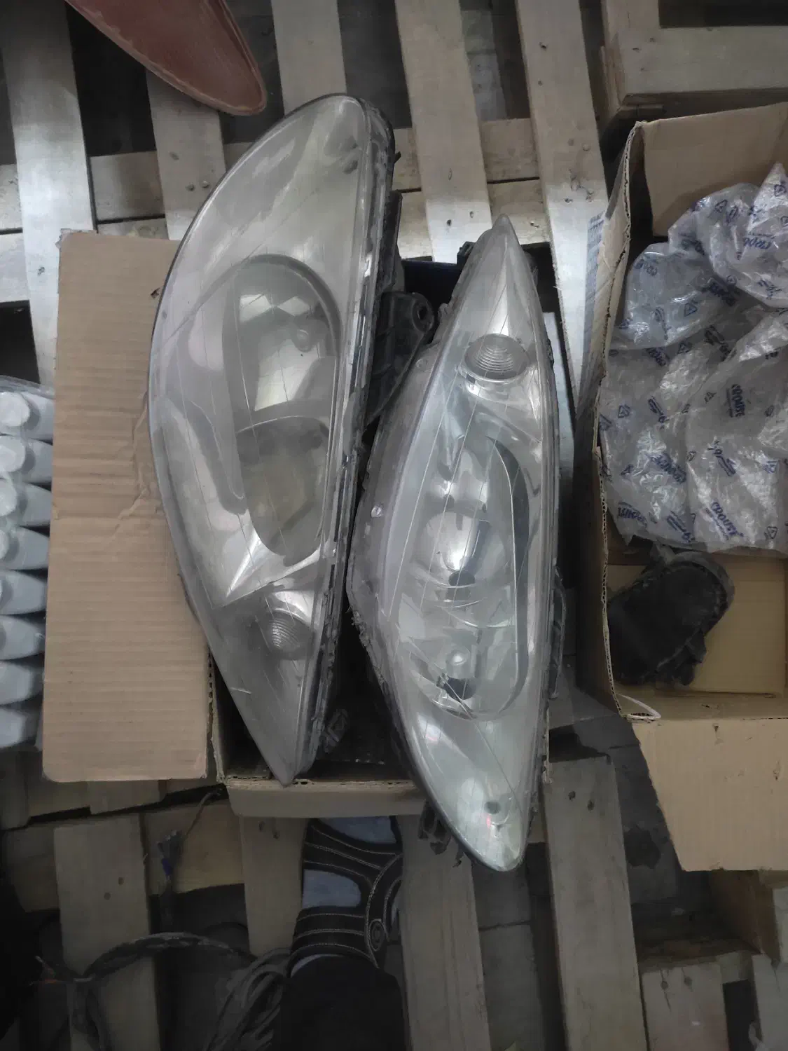 گلگیر و چراغ پژو ۲۰۶|قطعات یدکی و لوازم جانبی|زاهدان, |دیوار