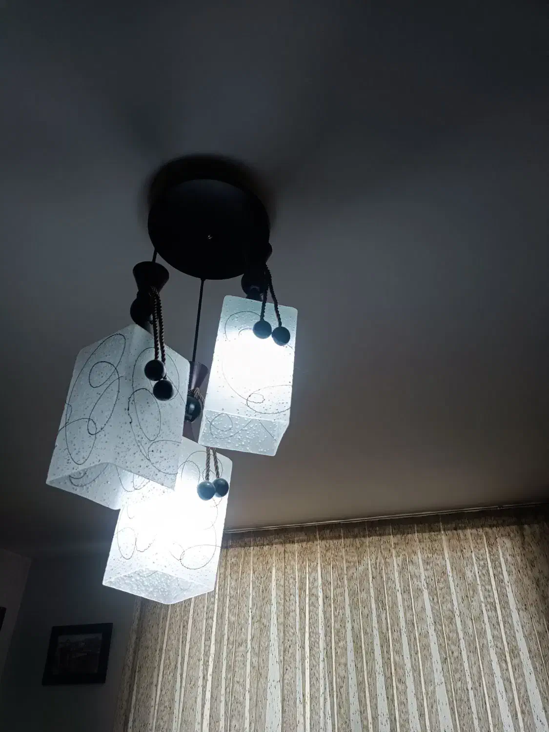 لوستر سه شاخه|لوستر و چراغ آویز|اصفهان, خواجه عمید|دیوار