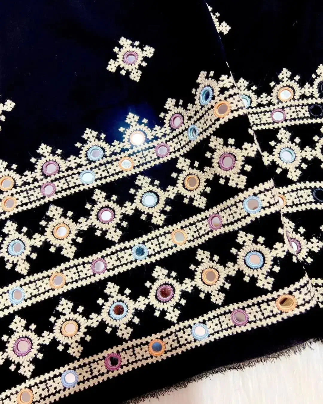 دوزنده آدینک|لباس|ایرانشهر, |دیوار