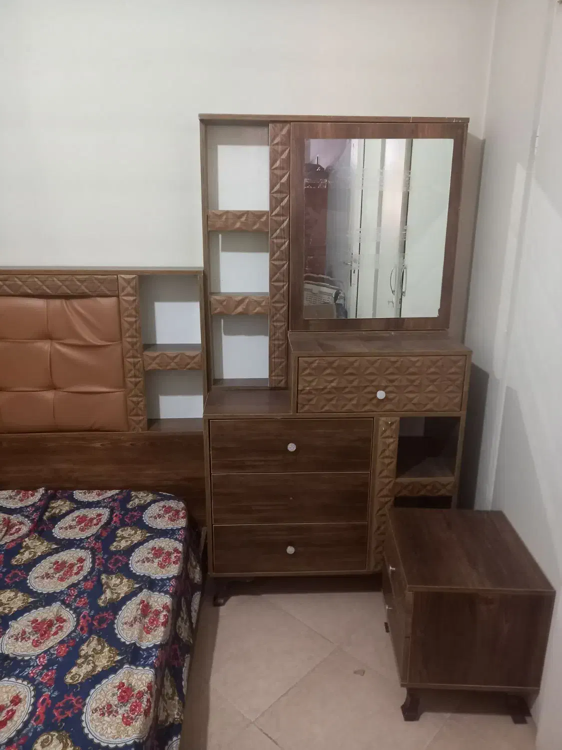 *سرویس خواب کامل بسیار نو و تمیز *|تخت و سرویس خواب|پردیس, فاز ۴|دیوار