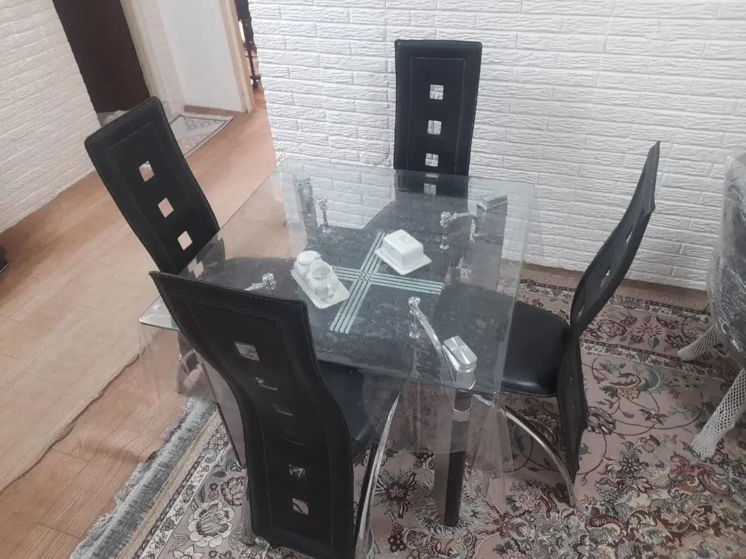 میز غذاخوری|میز و صندلی غذاخوری|رباط‌کریم, شهرک والفجر|دیوار