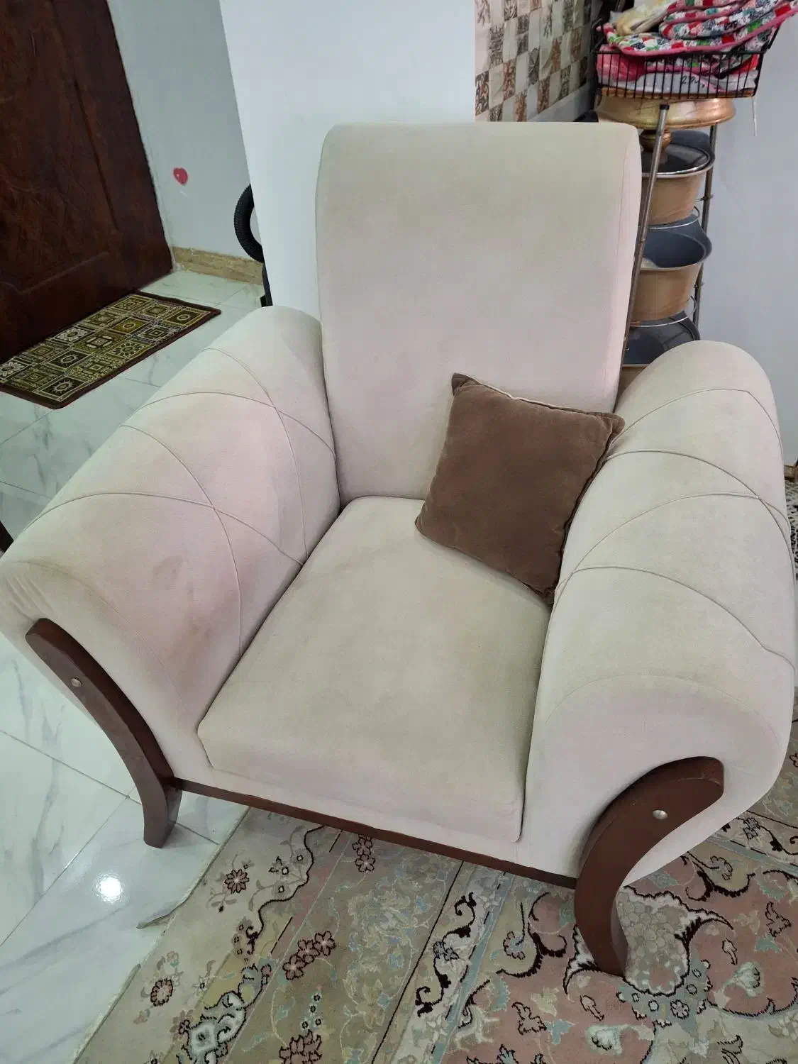 مبل سه نفره و تک‌نفره|مبلمان خانگی و میز عسلی|رشت, باهنر|دیوار