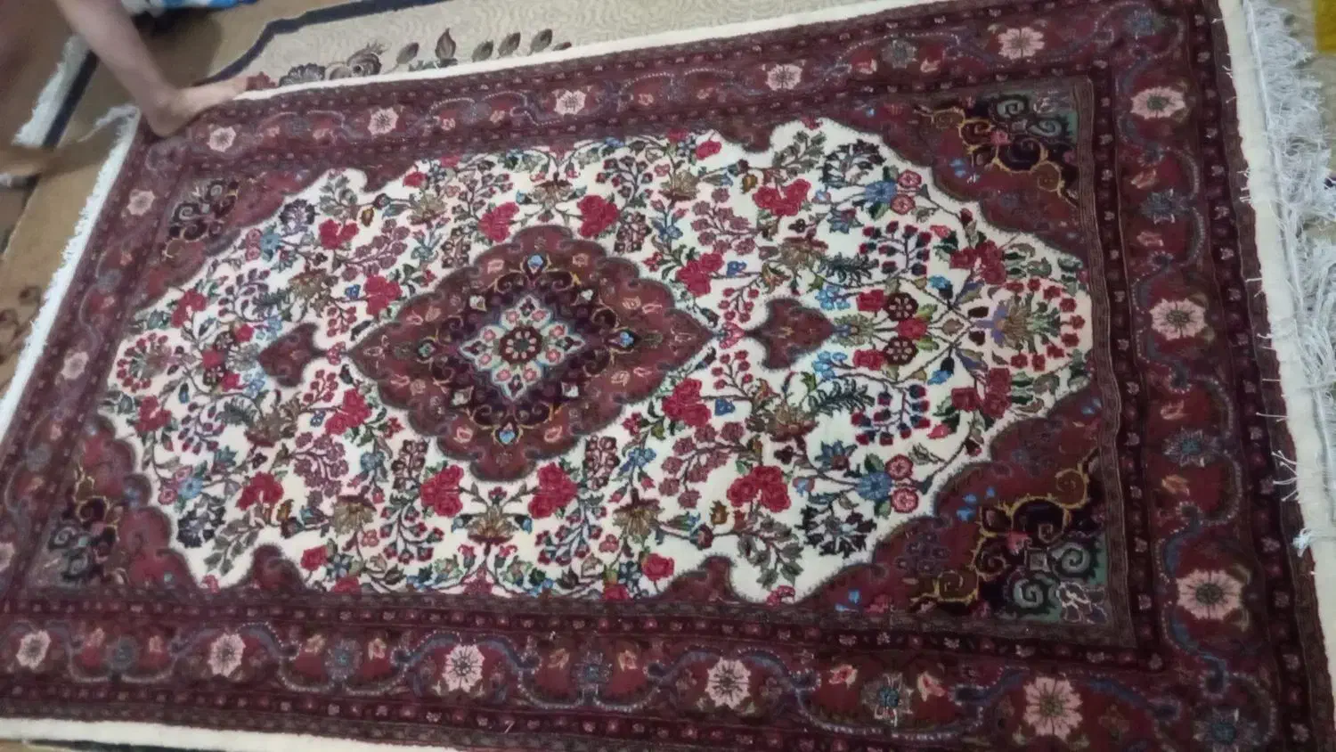 فرش خوش نقش و دستباف و زیبا|فرش|مشهد, حرم مطهر رضوی|دیوار