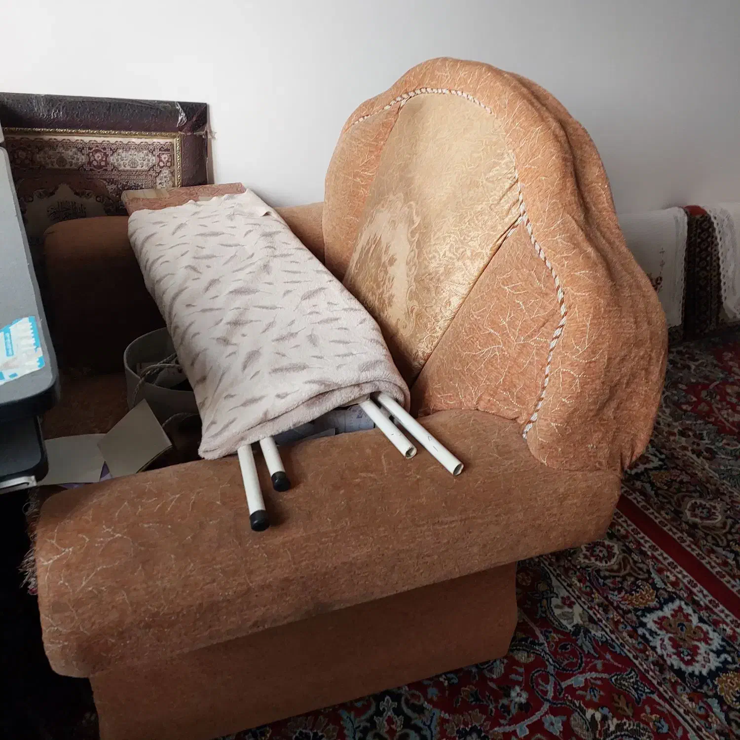 یک مبل دونفره و یک مبل راحتی تک نفره رایگان|مبلمان خانگی و میز عسلی|شلمان, |دیوار