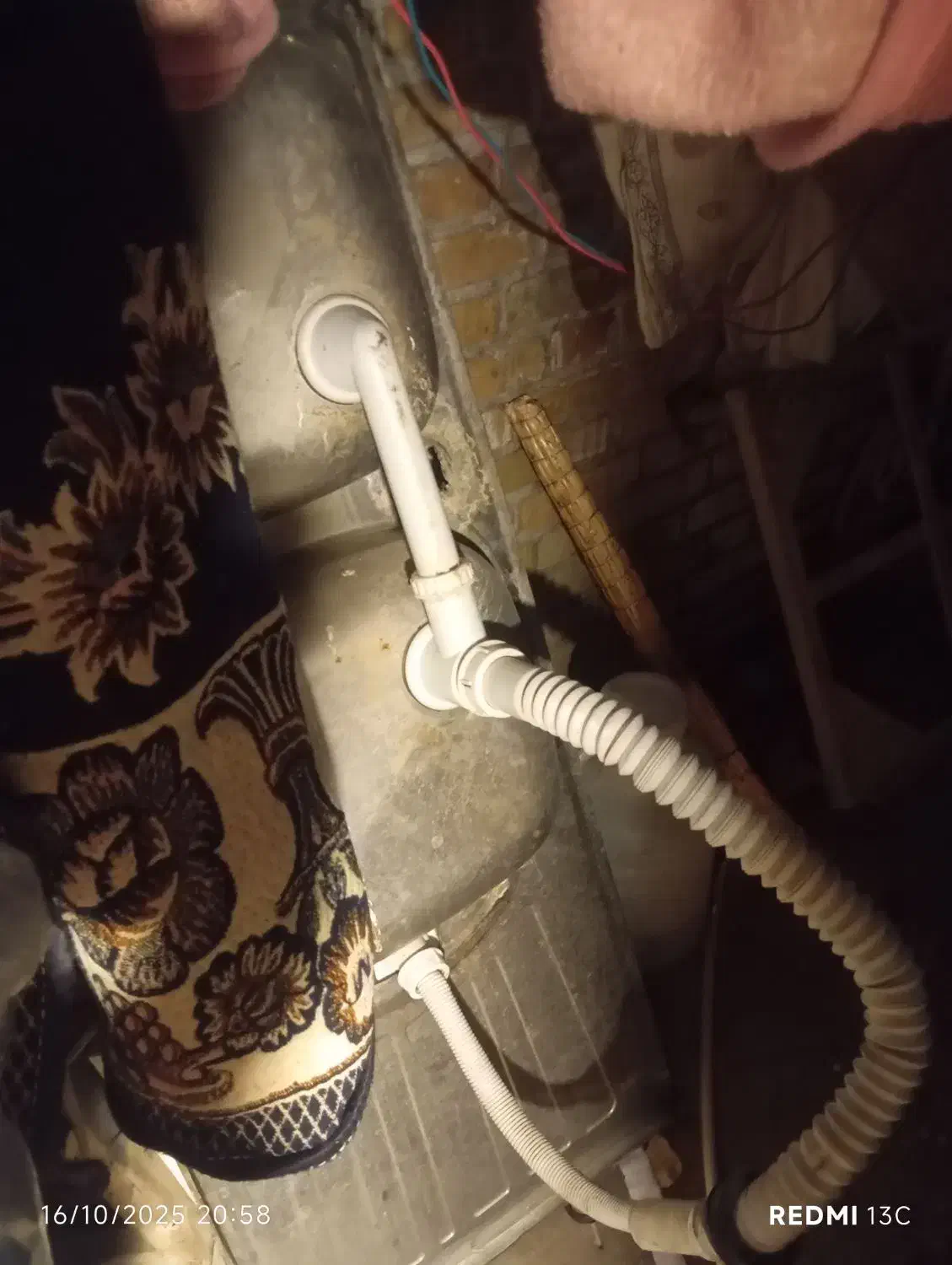 تعدادی شیرالات و سینک ظرف شور سالم قفس حیوانات|لوازم سرویس بهداشتی|سمنان, |دیوار