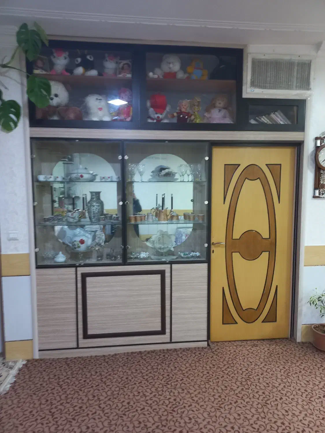 یک عدد درب با ویترین|بوفه، ویترین، کنسول|پیر بکران, |دیوار