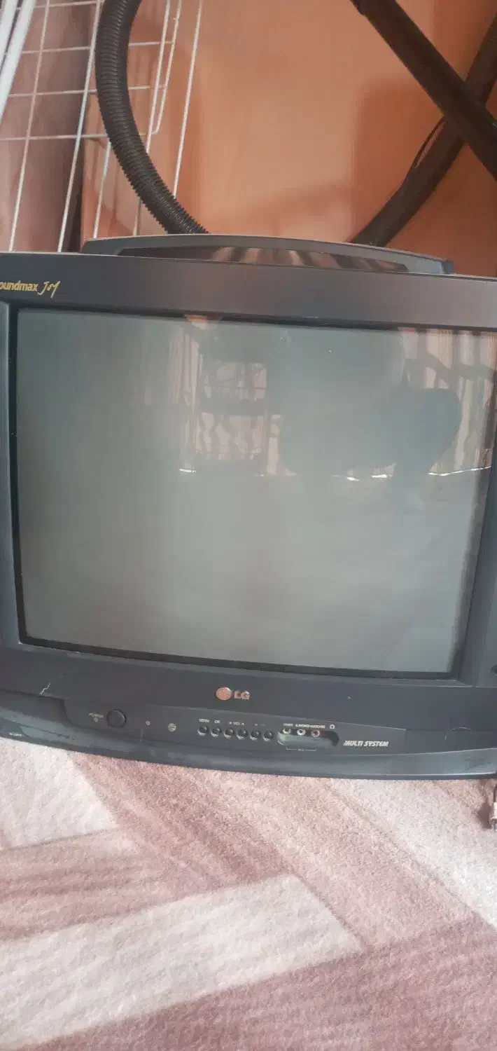 سه دستگاه تلویزیون|تلویزیون و پروژکتور|فومن, |دیوار