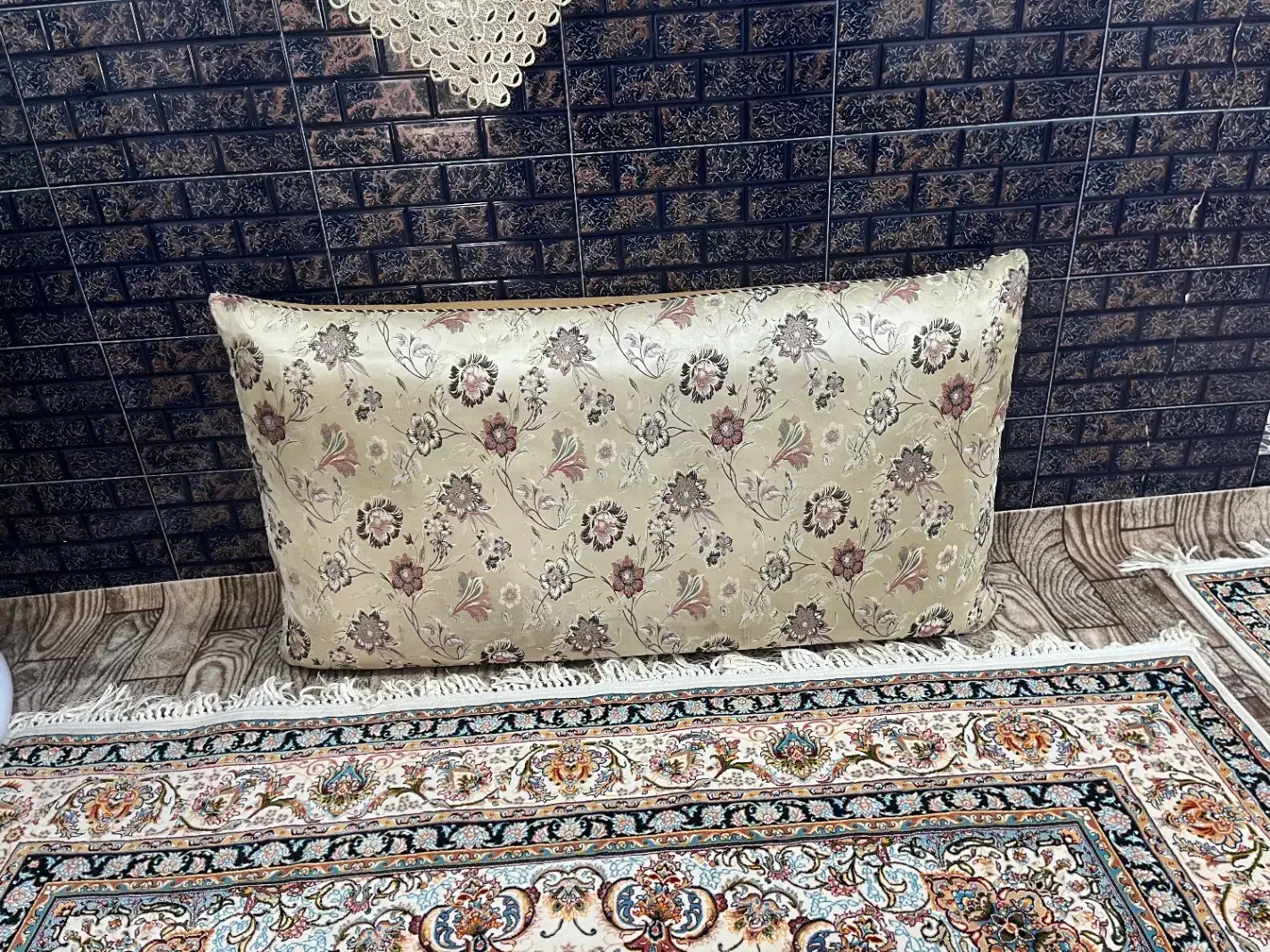 چهار عدد پشتی در حد نو|پشتی|خوی, |دیوار