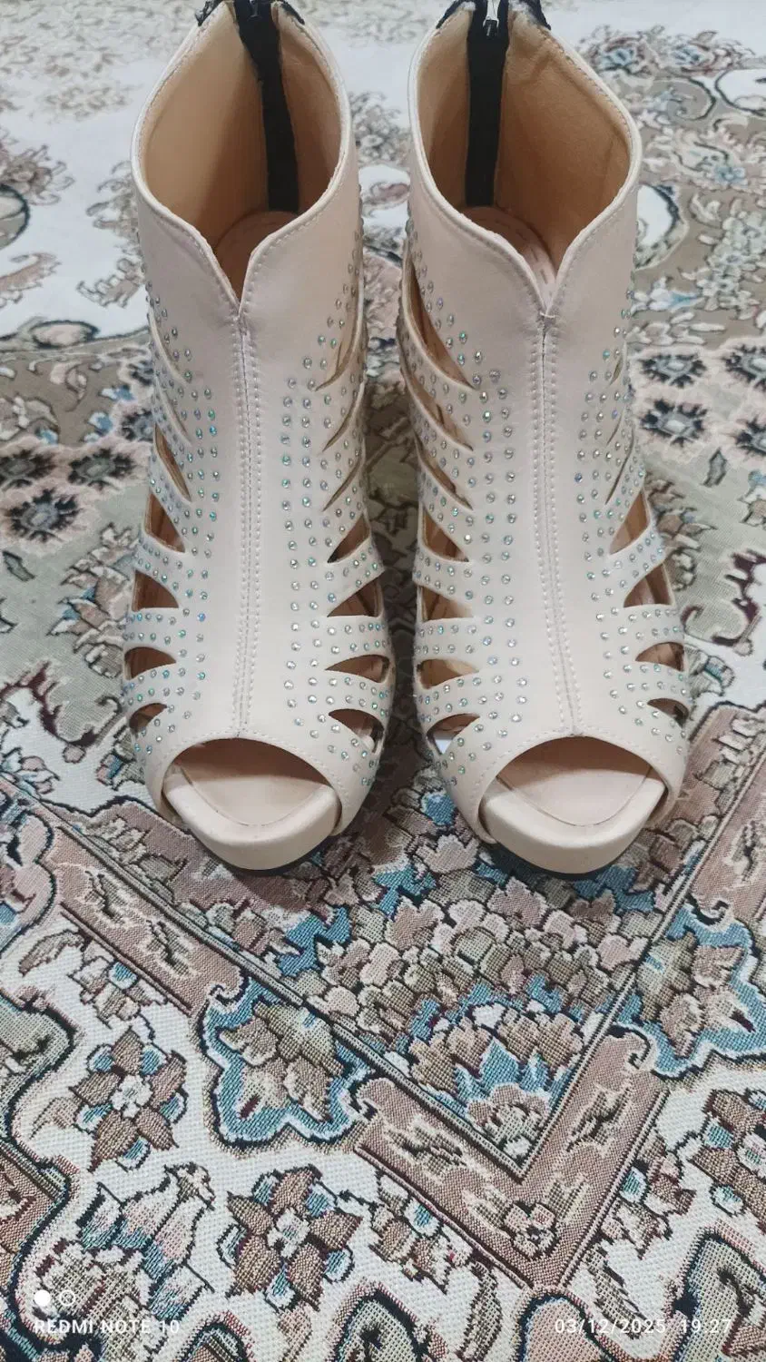 کفش|کیف، کفش، کمربند|پائین جام, |دیوار