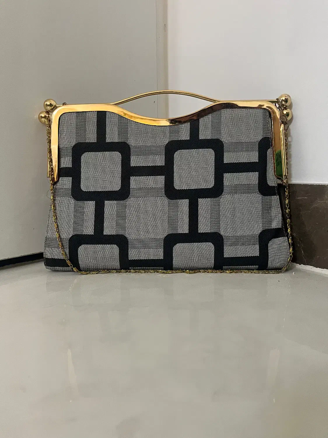 کیف مجلسی|کیف، کفش، کمربند|قم, انسجام|دیوار