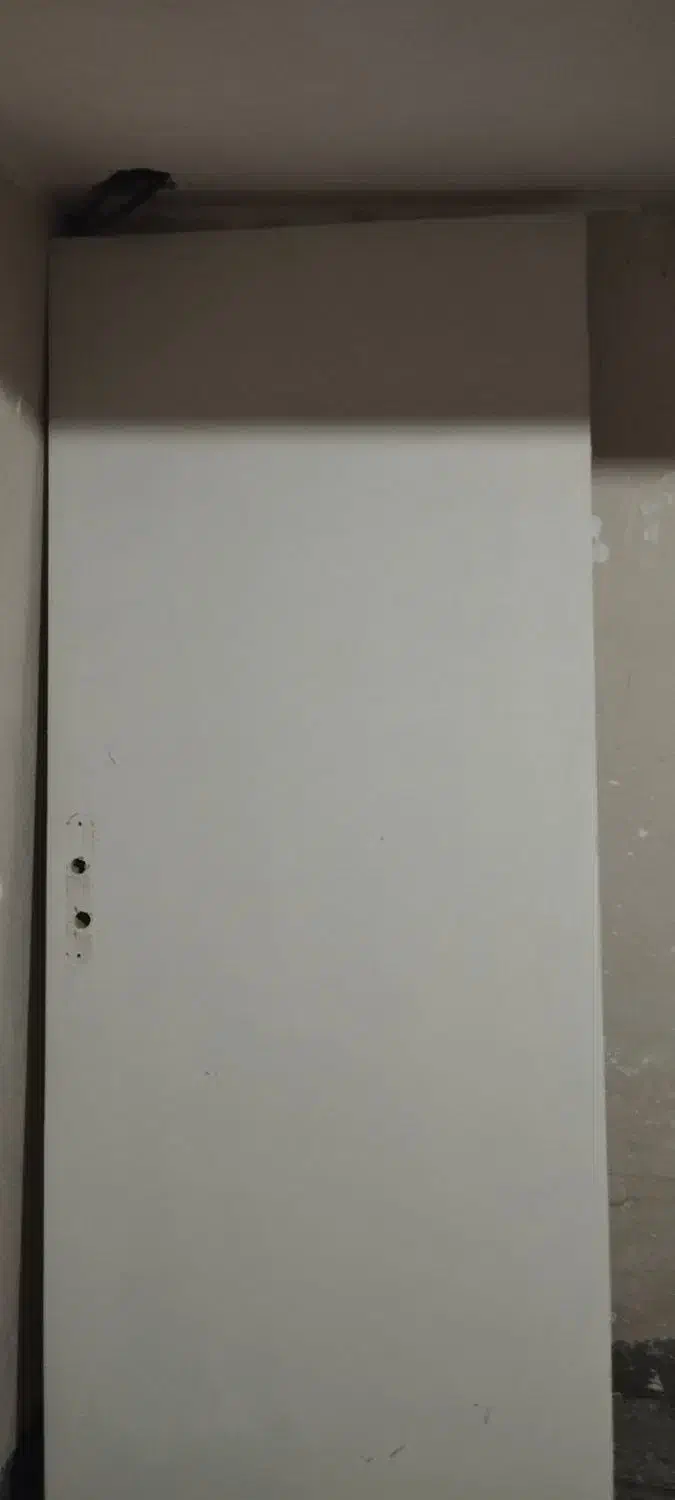 درب چوبی رنگ شده سالم|مصالح و تجهیزات ساختمان|چهارباغ, |دیوار