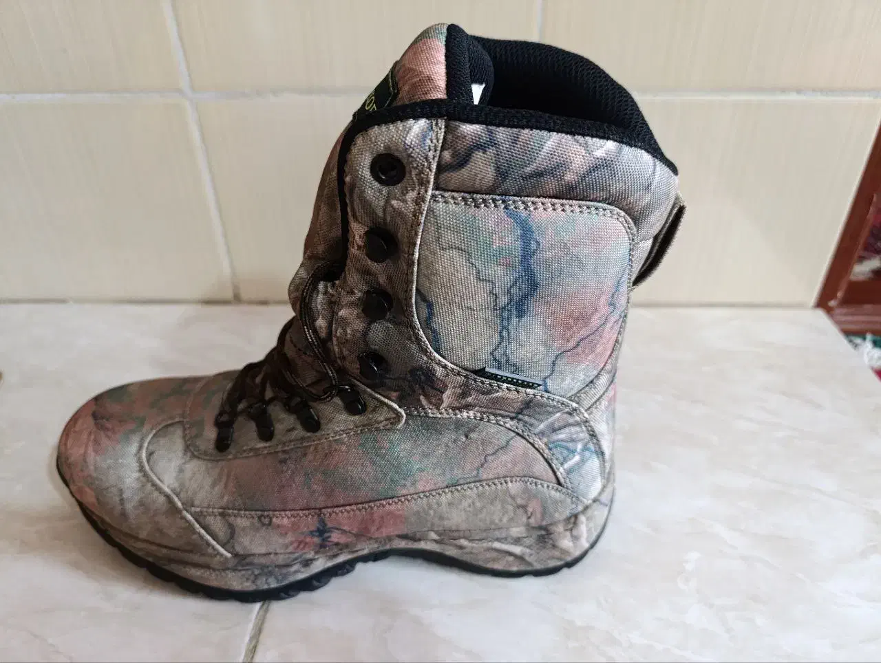 پوتین|کیف، کفش، کمربند|کردکوی, |دیوار