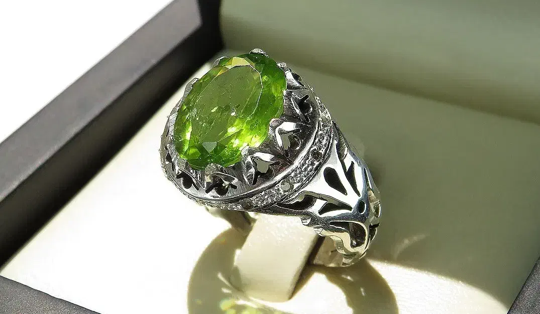 انگشتر زبرجد آفریقایی اصل همراه با 10 برلیان اصل|جواهرات|تهران, وردآورد|دیوار