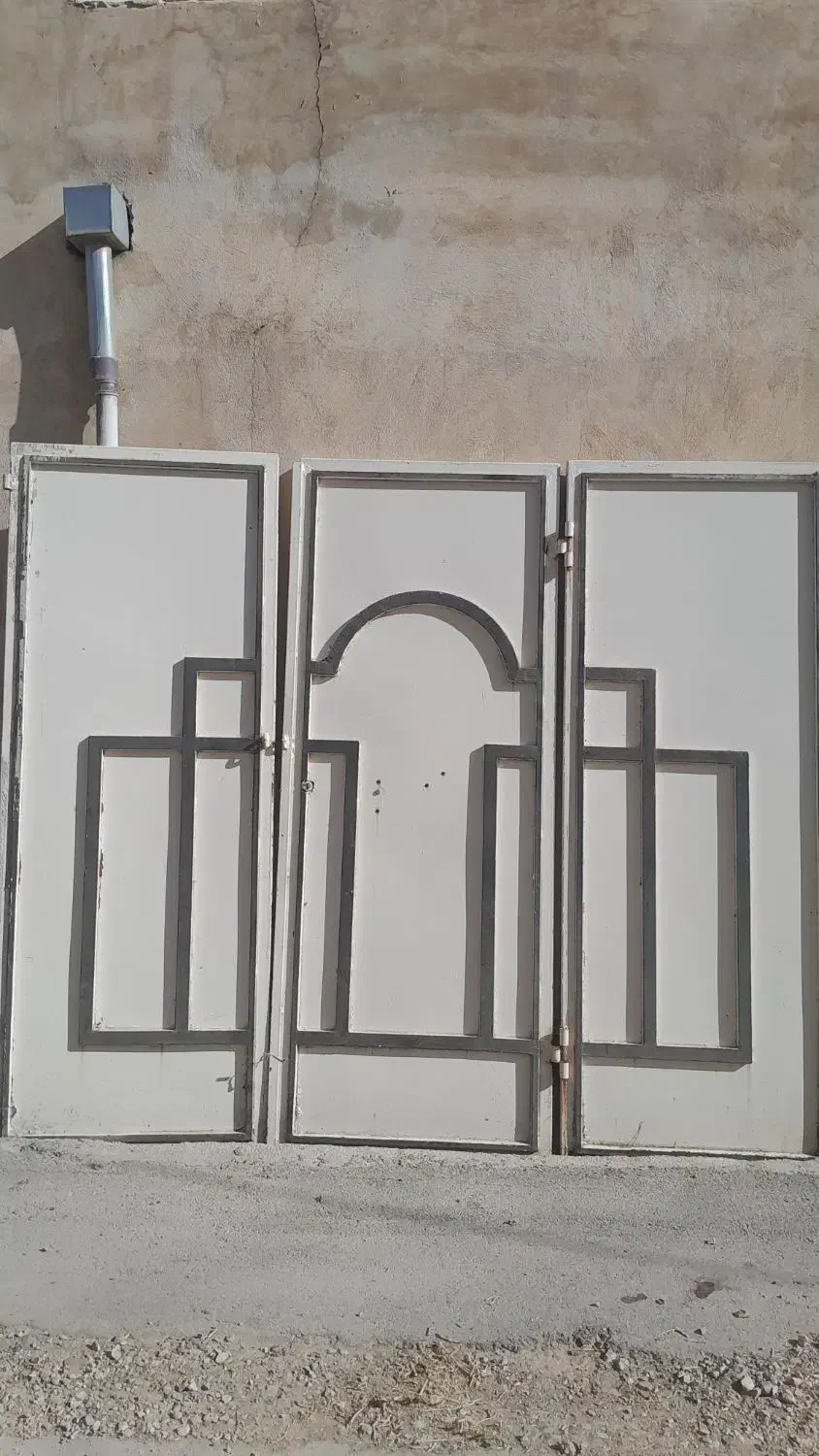 در حیاط آهنی|مصالح و تجهیزات ساختمان|ایوان, |دیوار