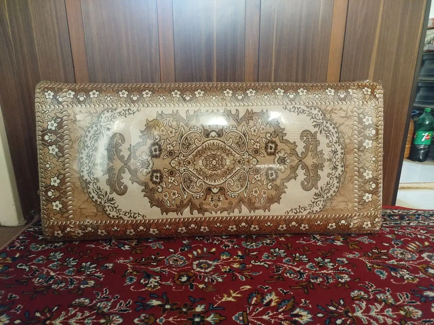 پشتی مخطع|پشتی|اصفهان, بهارستان|دیوار