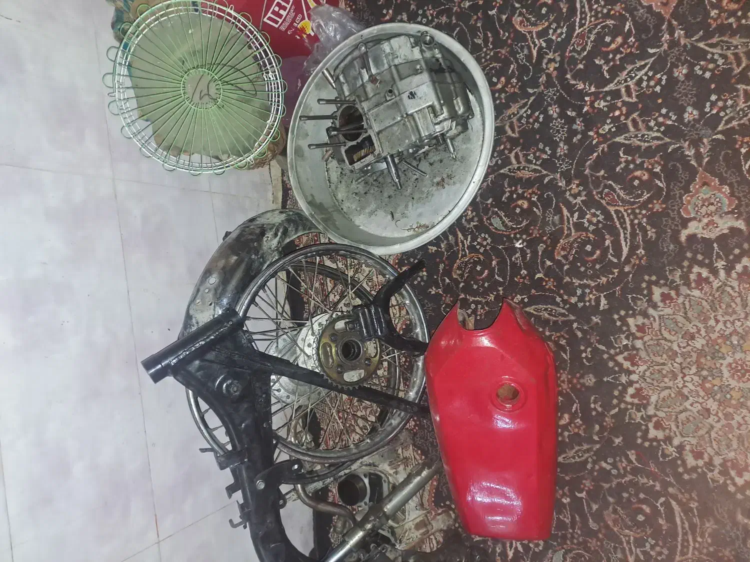 یک موتورهندا|موتورسیکلت|بمپور, |دیوار