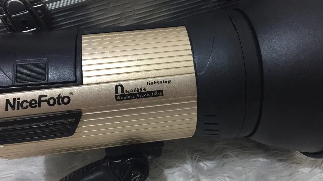 فلاش نایس بسیار تمیز با کیس و باطری و شارژر|دوربین عکاسی و فیلم‌برداری|تهران, نارمک|دیوار