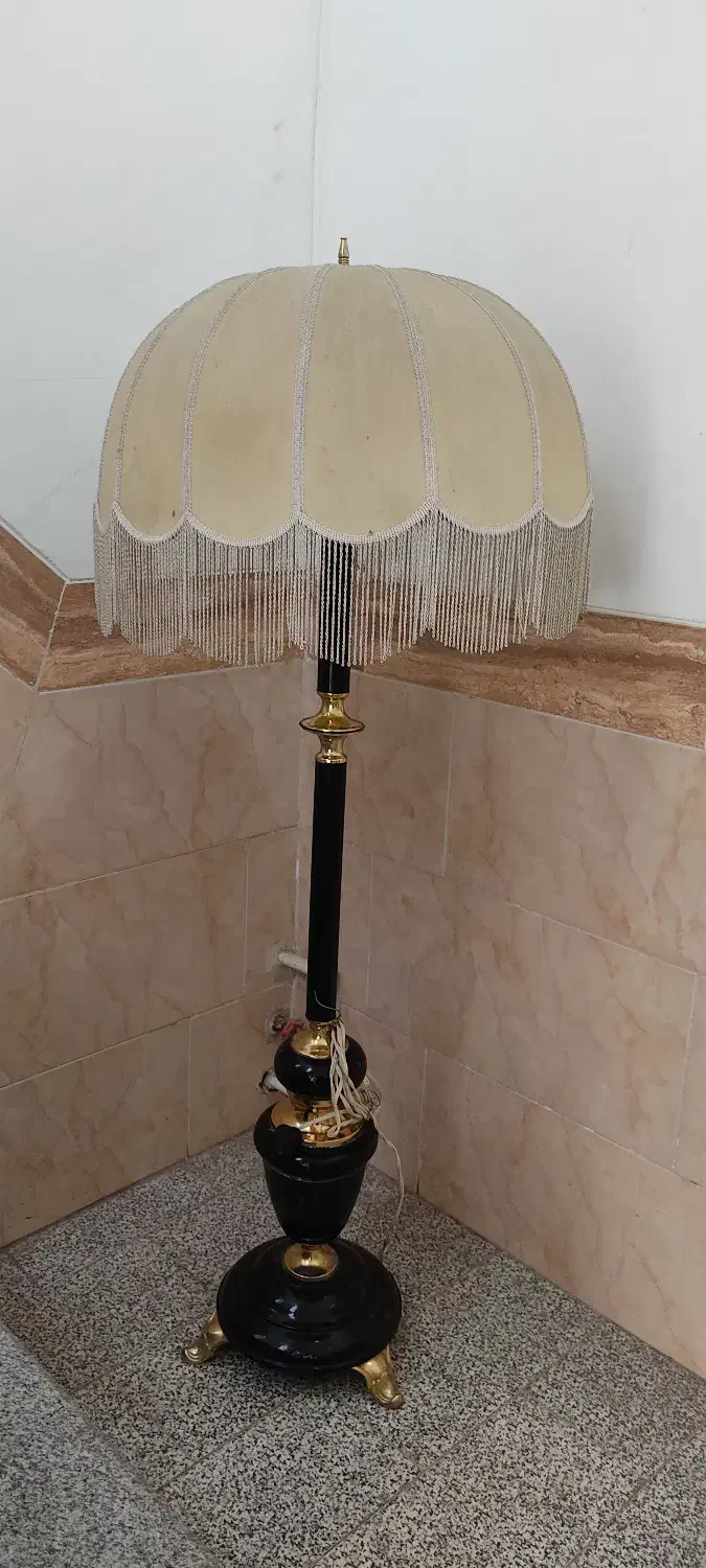 آباژور ایستاده قدیمی و کلاسیک|چراغ خواب و آباژور|یزد, |دیوار