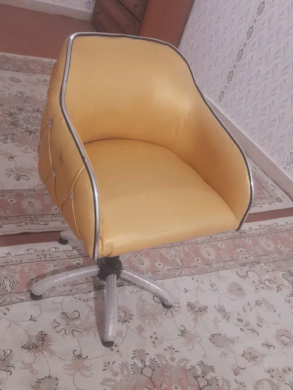 صندلی چرم چرخی|صندلی و نیمکت|مشگین شهر, |دیوار