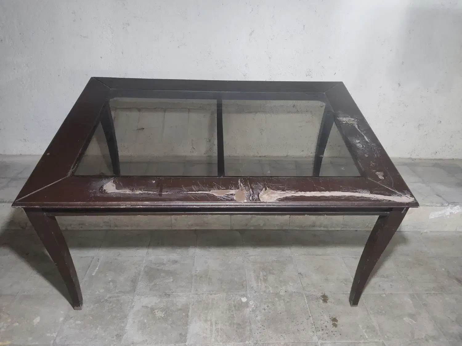 یک عدد میز ناهارخوری بفروش میرسد|میز و صندلی غذاخوری|شیراز, ملاصدرا|دیوار