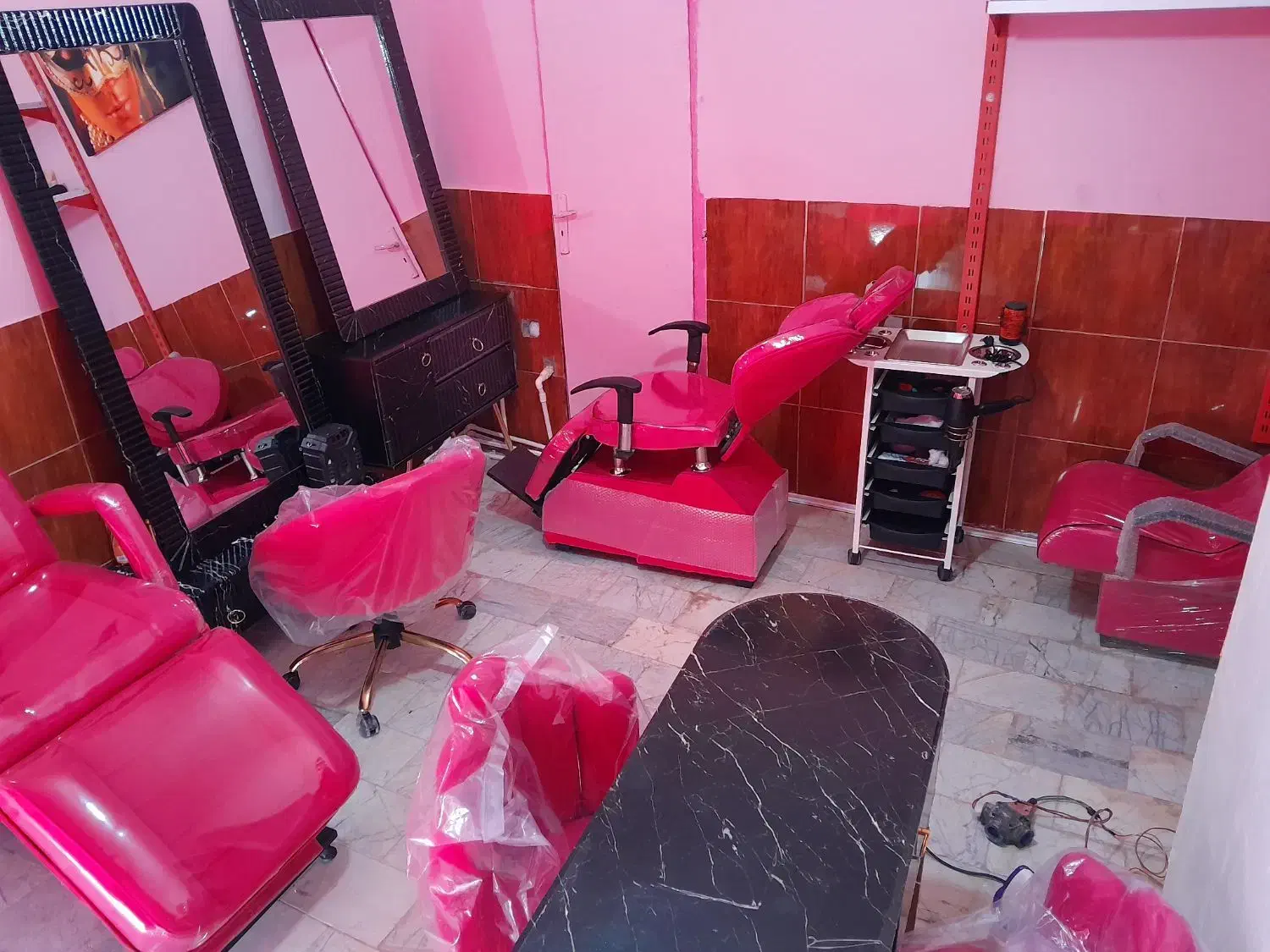 اجاره میز و صندلی تمامی لاین های زیبایی|خدمات آرایشگری و زیبایی|اردبیل, |دیوار