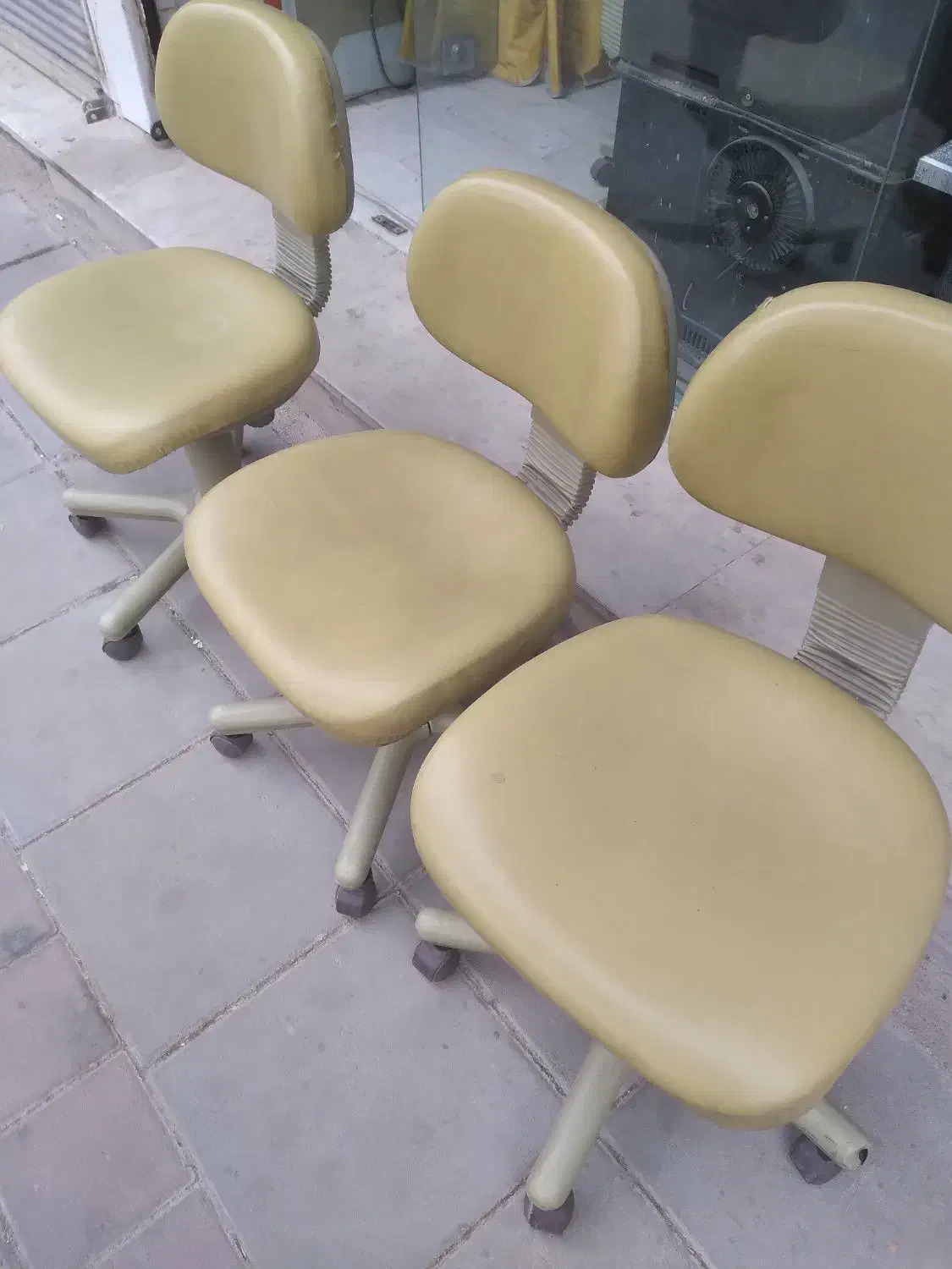 ۳عدد صندلی چرخدار،نیلپر|مبلمان اداری|اقبالیه, |دیوار