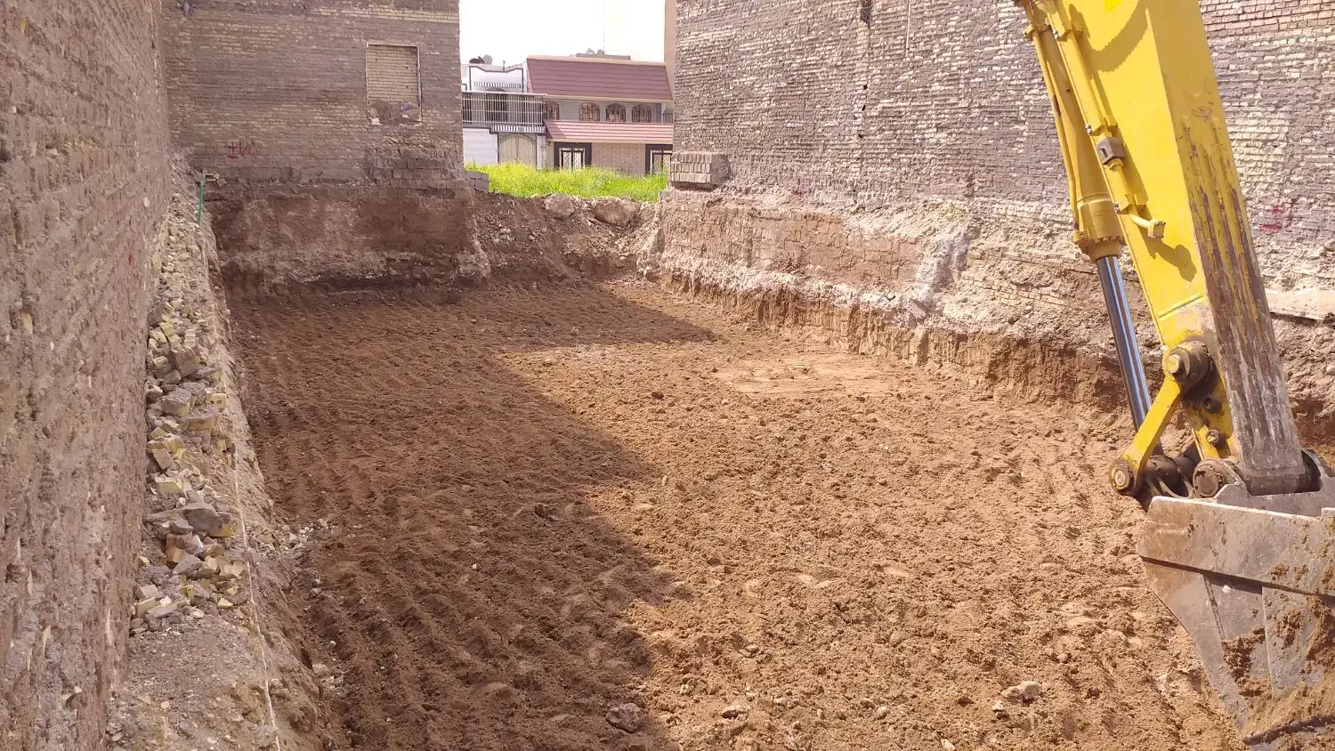 تخریب کامل منازل گودبرداری کاشت میلگرد|خدمات پیشه و مهارت|دزفول, |دیوار