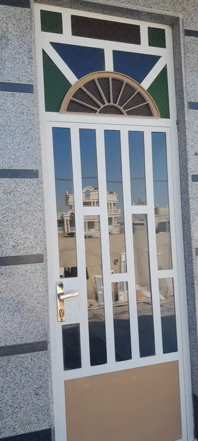 در وپنجره کارکرده همراه با شیشه حد نو و درب چوبی|مصالح و تجهیزات ساختمان|کوهدشت, |دیوار