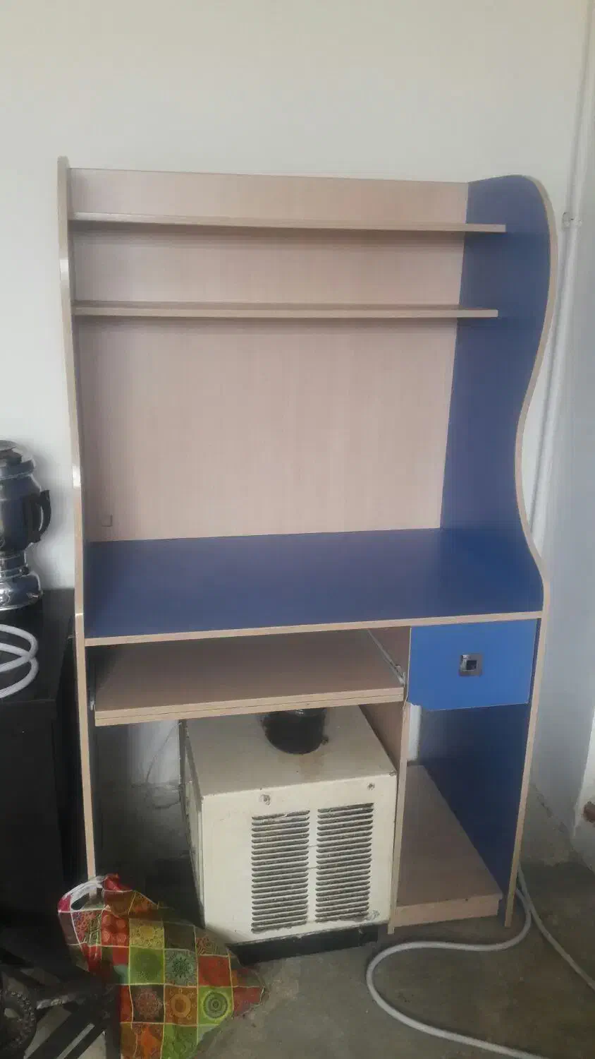 کامپیوتر نیه ،  میز کامپیوتره|رایانه رومیزی|سنندج, |دیوار