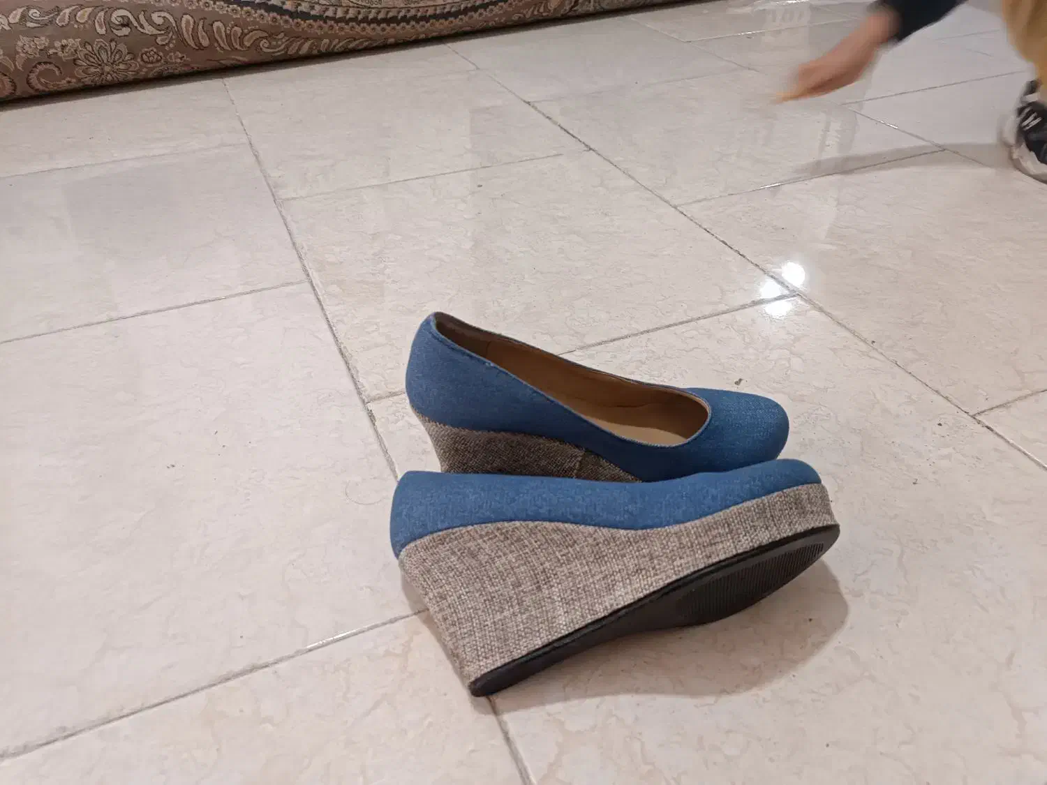 کفش مجلسی|کیف، کفش، کمربند|پرند, فاز ۶|دیوار