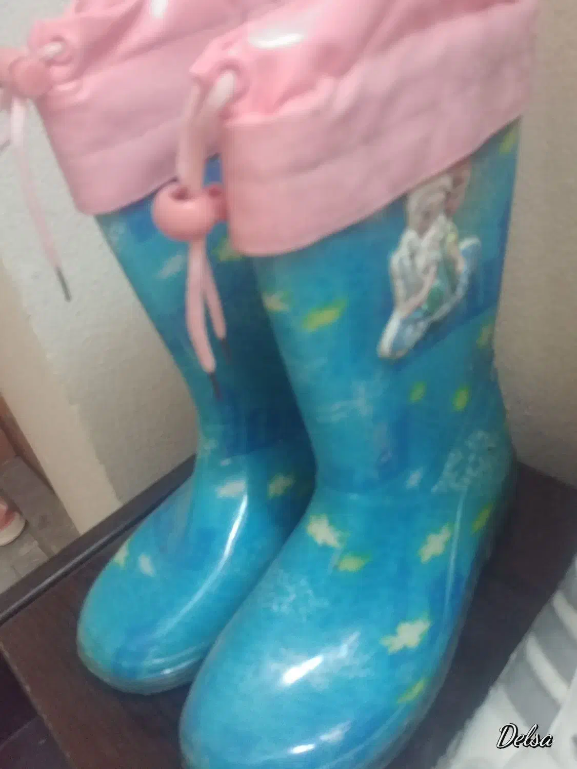 بت وچکمه|کفش و لباس بچه|رشت, نظری|دیوار