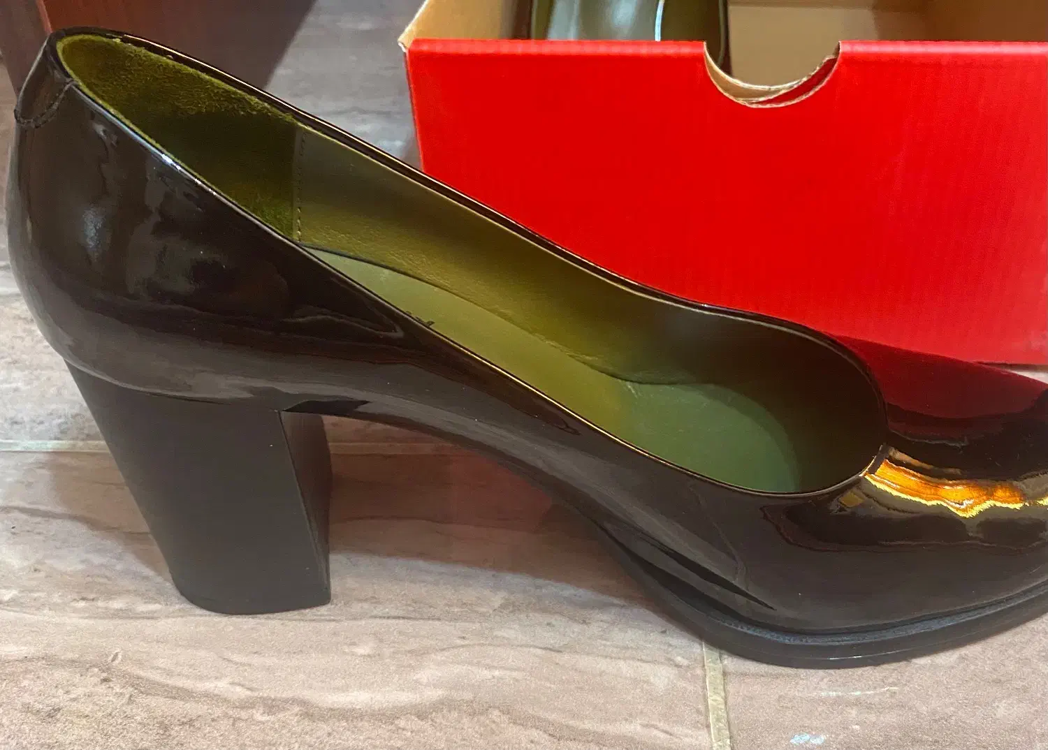 کفش پاشنه بلند|کیف، کفش، کمربند|رشت, معلم|دیوار