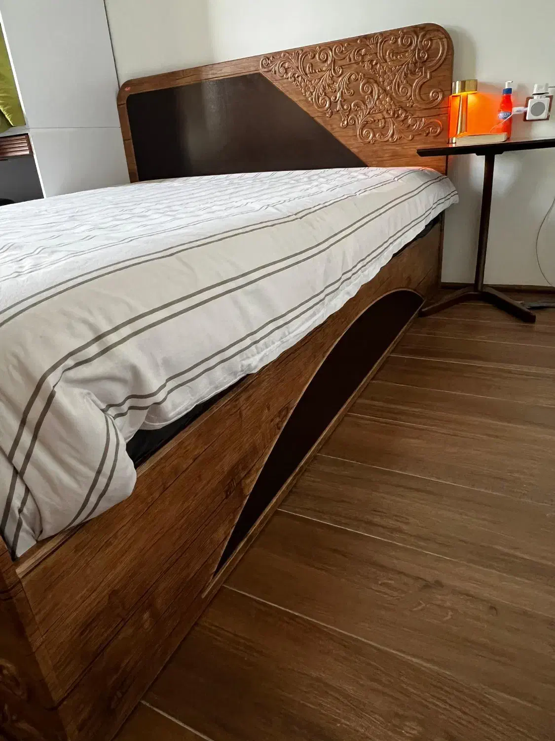 تخت و میز آرایش برند GFC کاملا سالمMDF با روکش چوب|تخت و سرویس خواب|تهران, زعفرانیه|دیوار