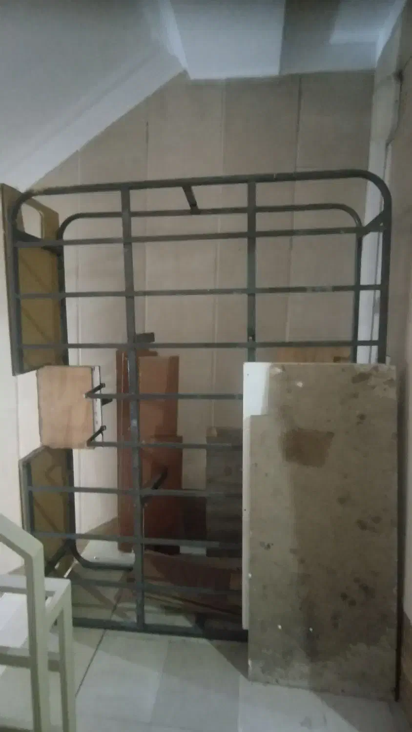 استند پله دار آهنی|کتابخانه، شلف، قفسه‌های دیواری|تهران, باشگاه نفت|دیوار