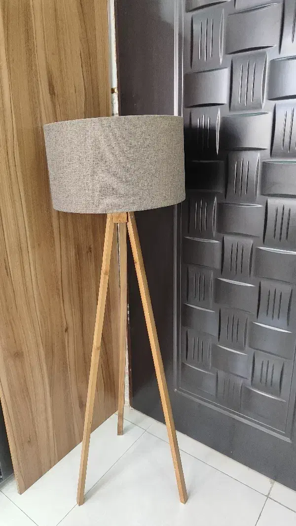 آباژور ایستاده|چراغ خواب و آباژور|اصفهان, بهارستان|دیوار