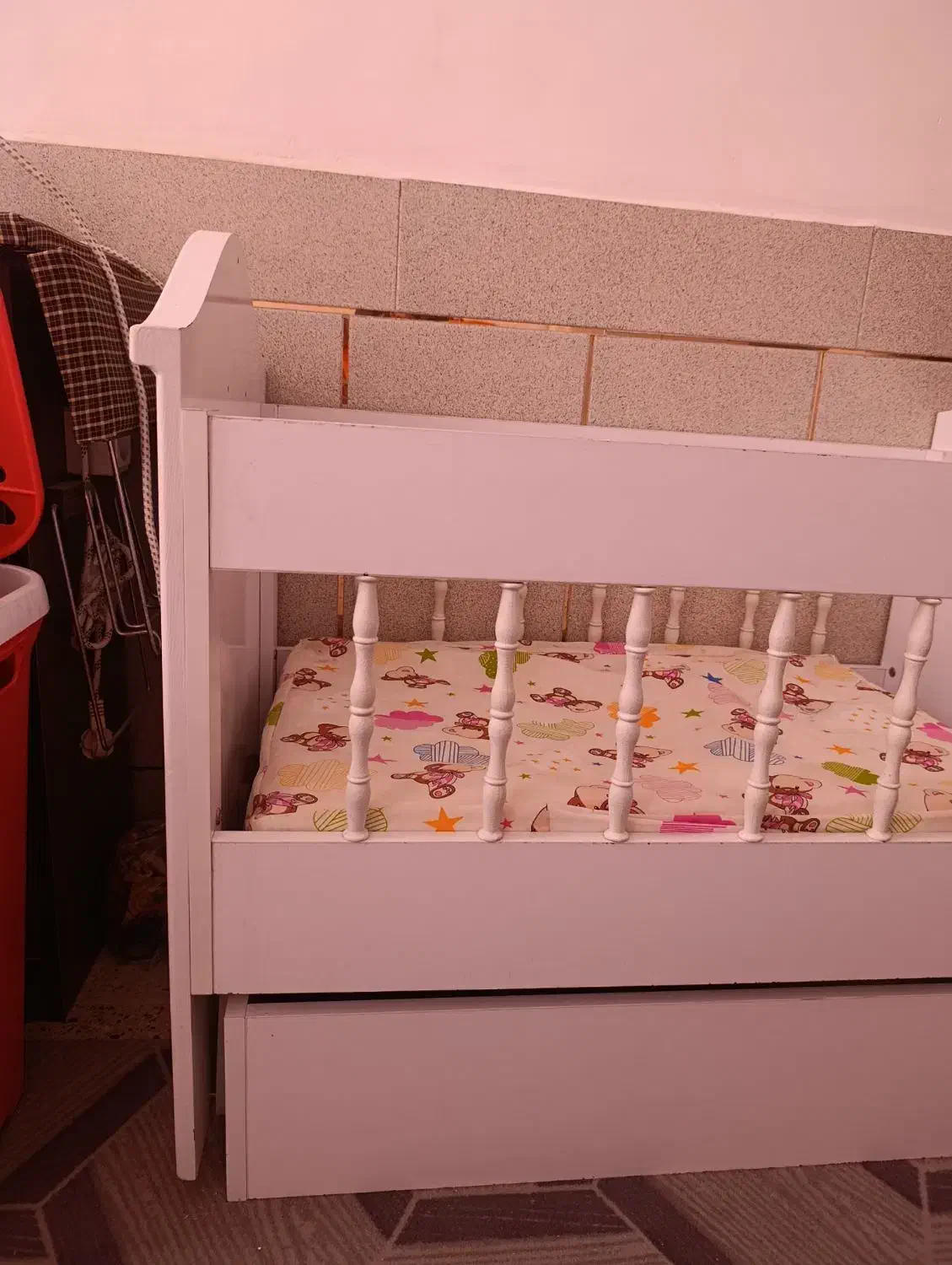 تخت و گهواره|تخت و صندلی بچه|مبارکه, |دیوار