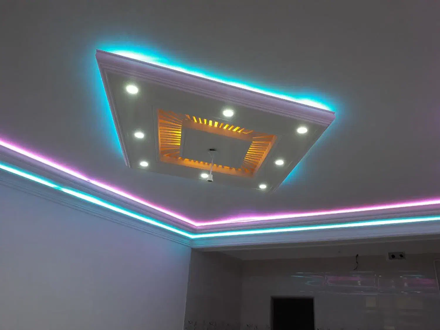 گچکارگچبری گچ خاک سفید و ارک ابزار|خدمات پیشه و مهارت|نهاوند, |دیوار