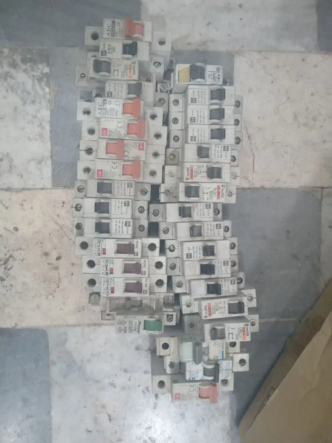 کلید مینیاتوری برقی|مصالح و تجهیزات ساختمان|بهارستان, |دیوار