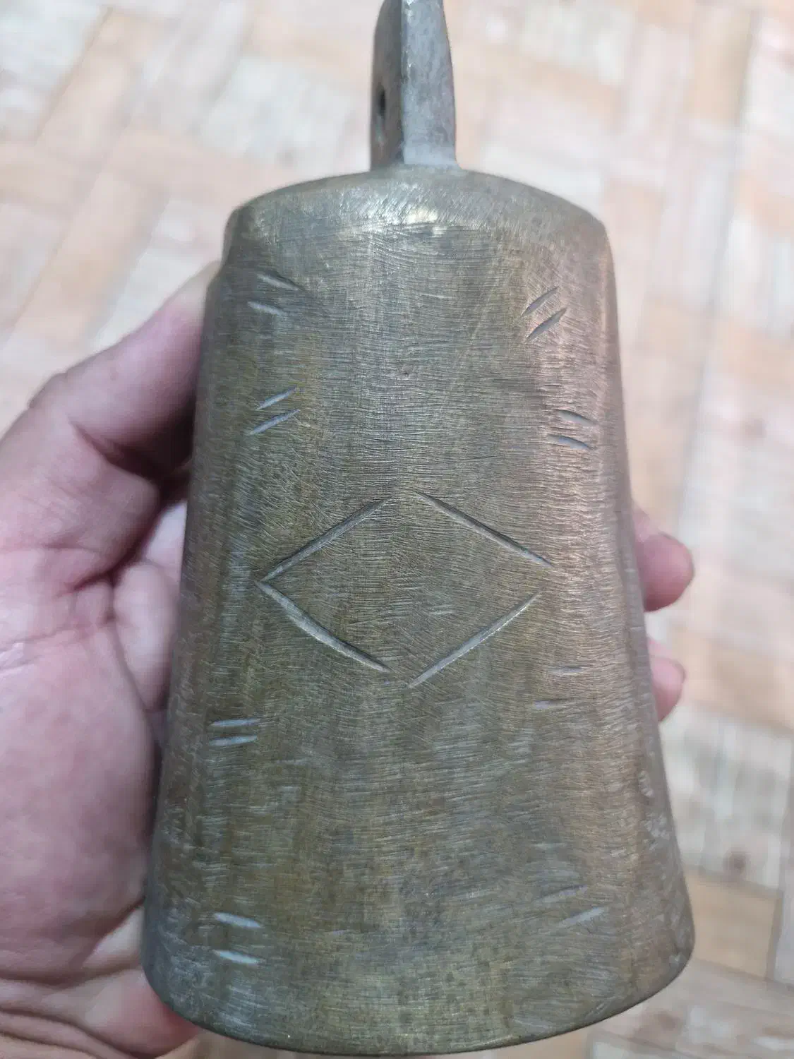 زنگ بگر وسلامت برنجی|کلکسیون اشیاء عتیقه|گلپایگان, |دیوار