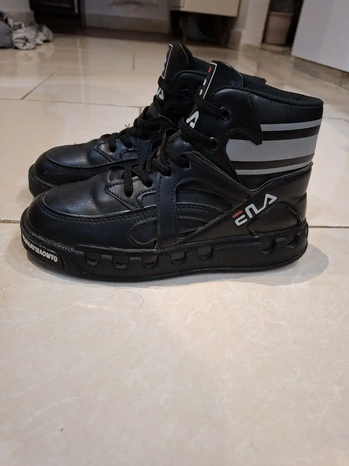 کتونی ساق بلند و کتونی بالنسیاگا جورابی|کیف، کفش، کمربند|پرند, فاز ۶|دیوار