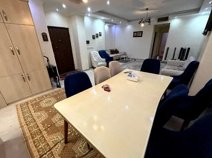 ۹۳ متر، ۲۰۸ غربی، فول امکانات،دو پارکینگ،فرعی دنج