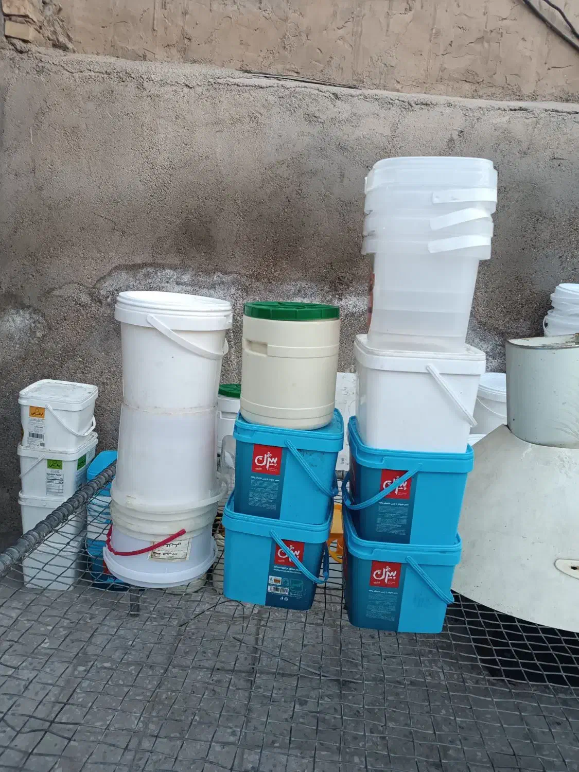 سطل های خالی|ظروف نگهدارنده، پلاستیکی، یک‌بارمصرف|باوی, |دیوار