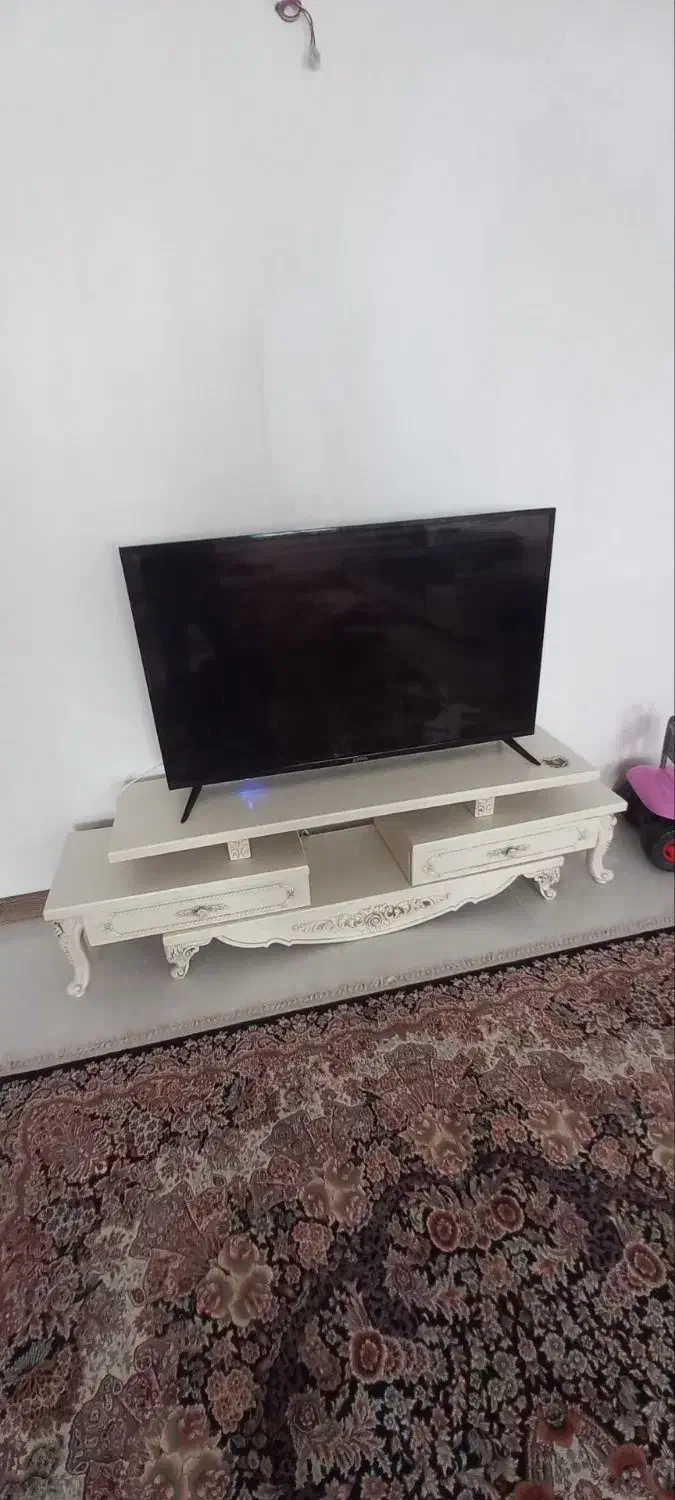 فروش تلویزیون صفحه شکسته با میز تلویزیون.|تلویزیون و پروژکتور|رباطکریم, رباطکریم|دیوار