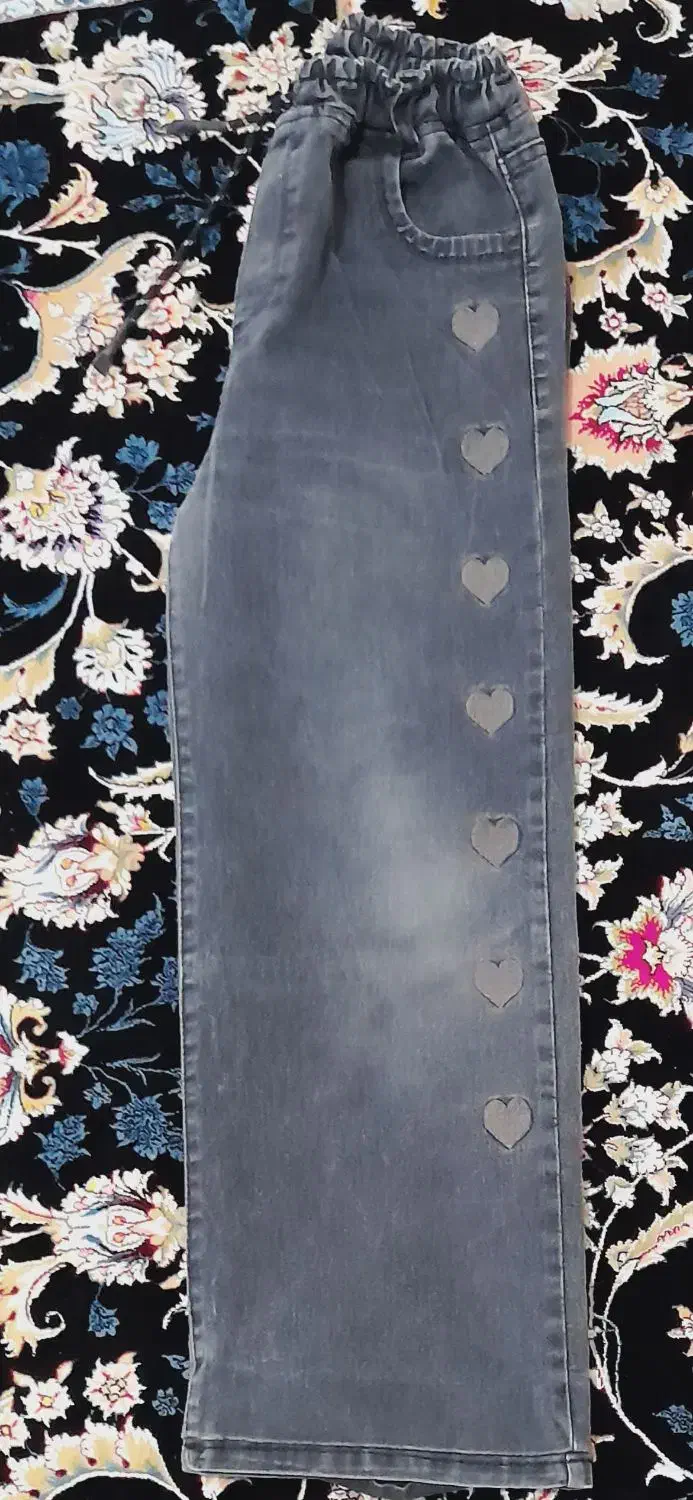 لباس دخترانه|لباس|رباط‌کریم, رباط‌کریم|دیوار