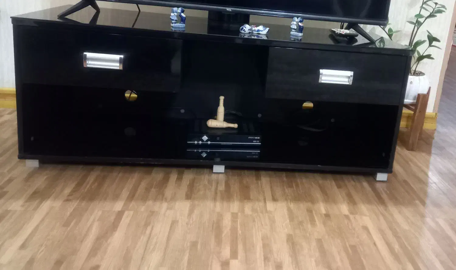 میز تلوزیون . جنس ام دی اف مشکی .|میز تلویزیون|شاهینشهر, فدک|دیوار