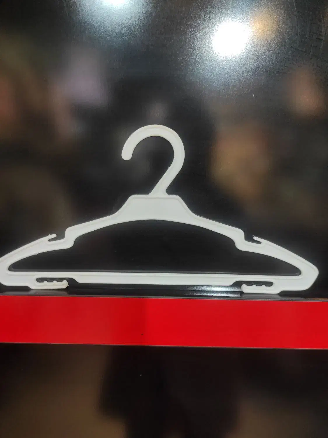 تعدادی چوب لباسی سفید کوچک ۳۰۰۰|بندرخت و رختآویز|کازرون, |دیوار